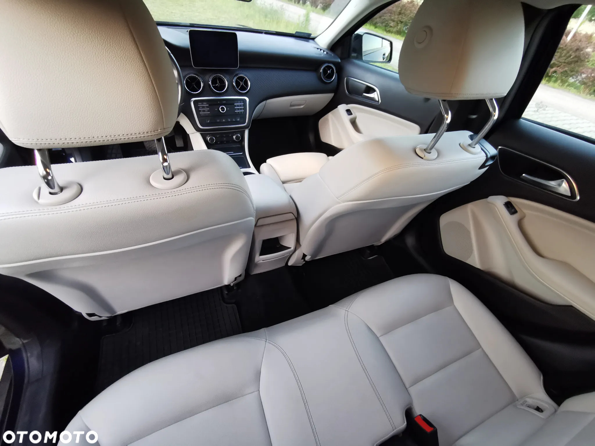 Mercedes-Benz GLA 200 7G-DCT - 16