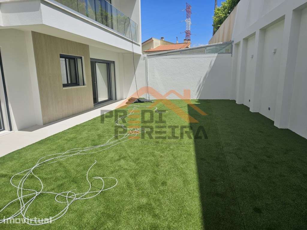 Situada em Santa Iria da Azóia, moradia T5 com piscina aquecida e r... - Grande imagem: 4/45