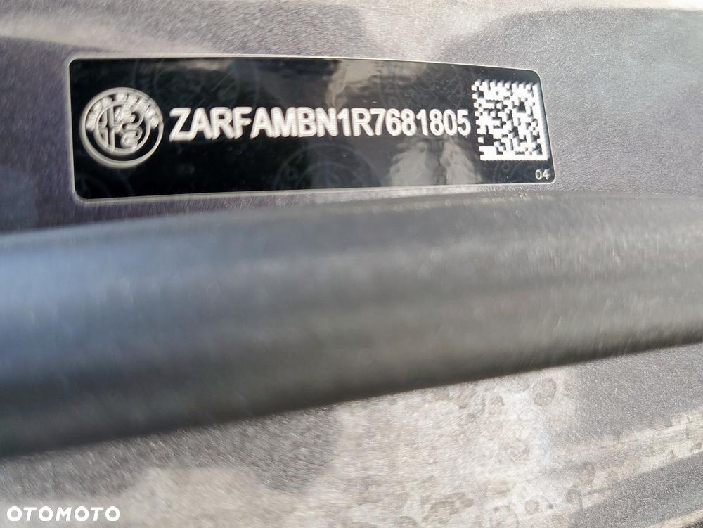 Alfa Romeo Giulia 2.0 Turbo 16V AT8-Q4 Intensa - 2