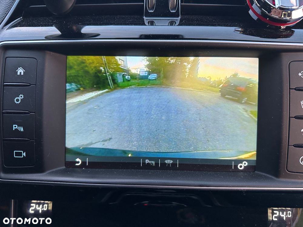 Jaguar XE 2.0 D R-Sport - 28