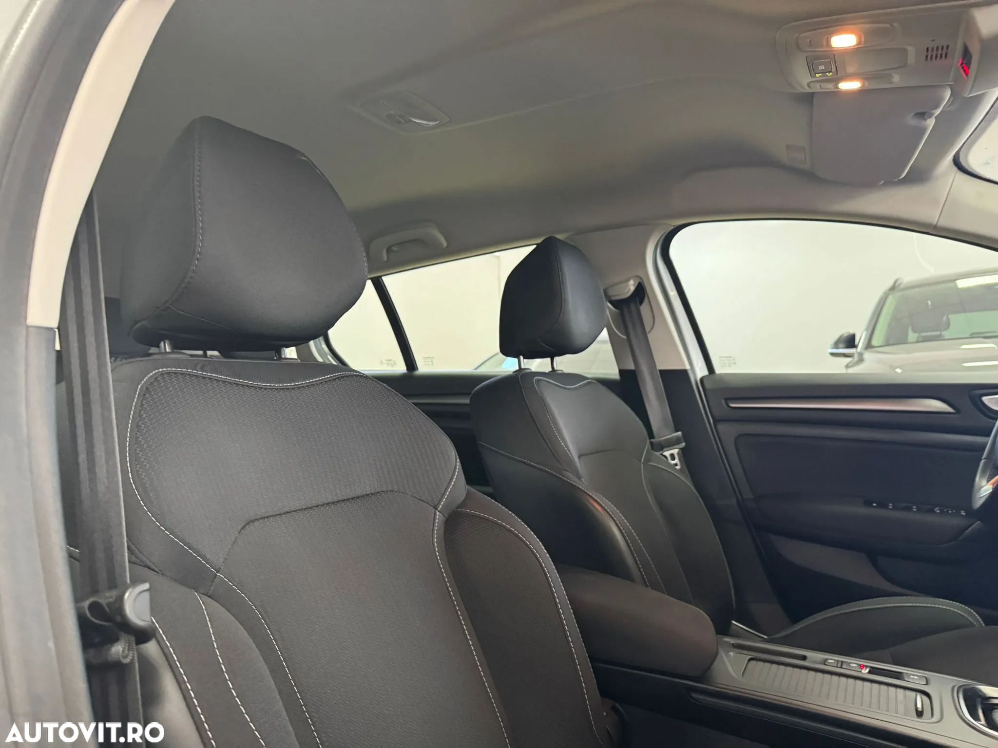 Renault Megane Grandtour E-TECH Plug-in 160 BUSINESS EDITION - 17