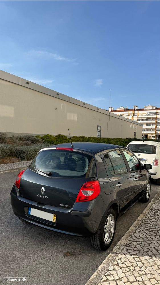 Renault Clio 1.2 16V 75 Expression - 1