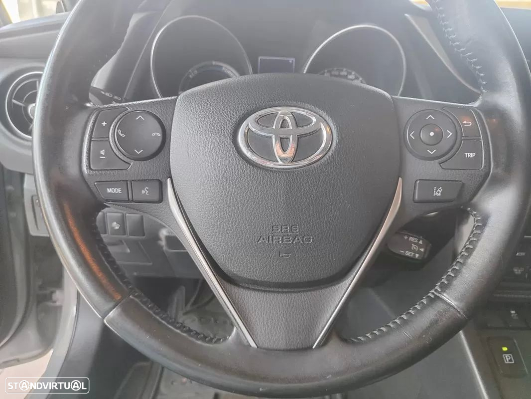Toyota Auris Touring Sports 1.8 HSD Comfort+P.Sport - 25