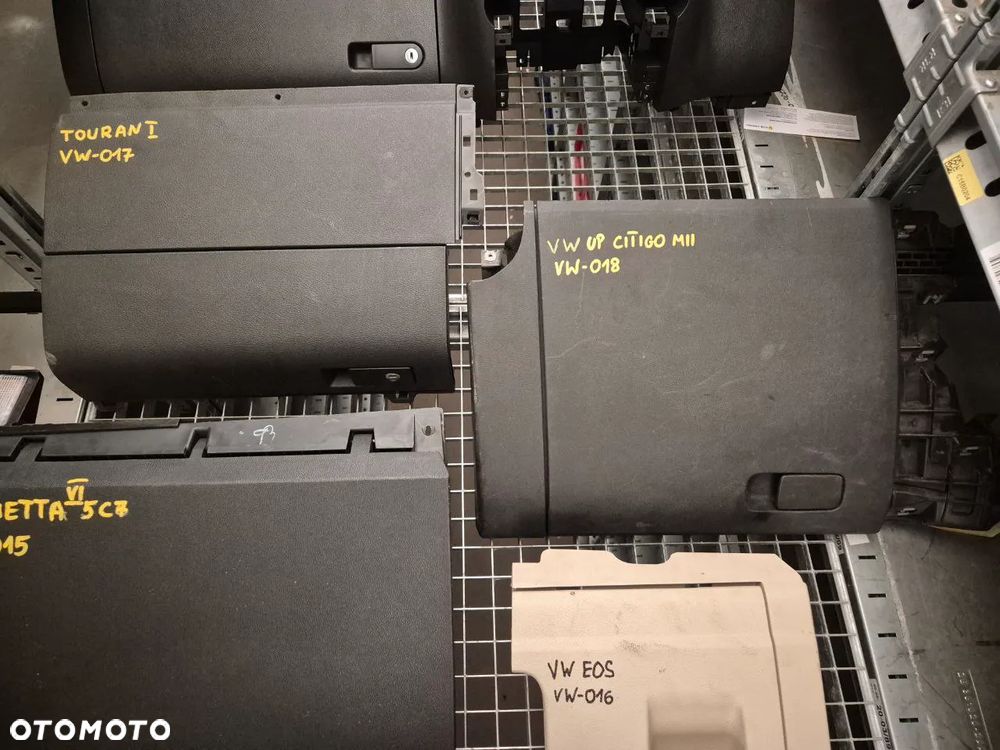 VOLKSWAGEN PORSCHE SCHOWEK PASAŻERA, ŚRODKOWY, KIEROWCY. - 10