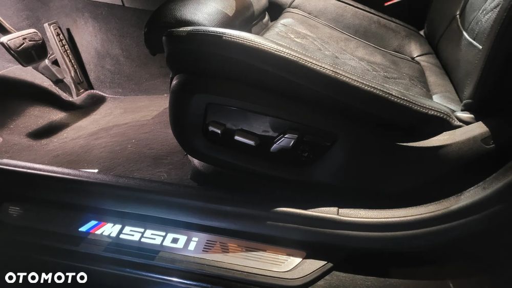 BMW Seria 5 M550i xDrive - 22