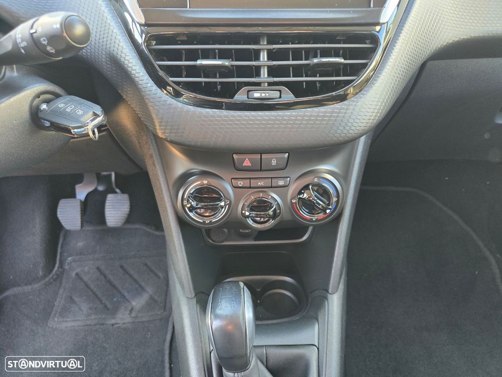 Peugeot 208 1.2 PureTech Signature - 23