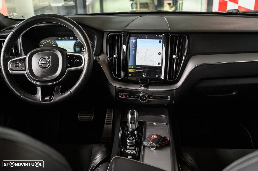 Volvo XC 60 2.0 T8 PHEV R-Design AWD - 44