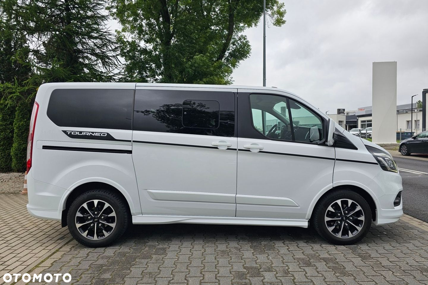 Ford Tourneo Custom - 12