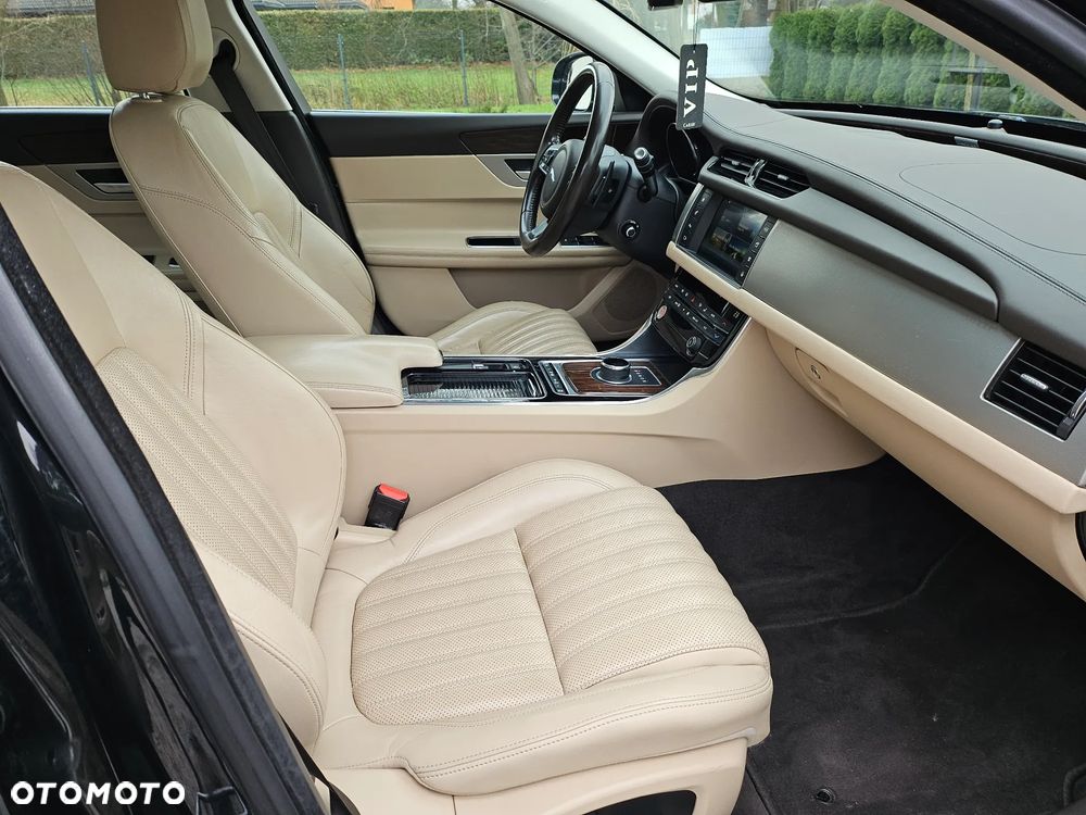Jaguar XF 2.0 i4D AWD Portfolio - 17