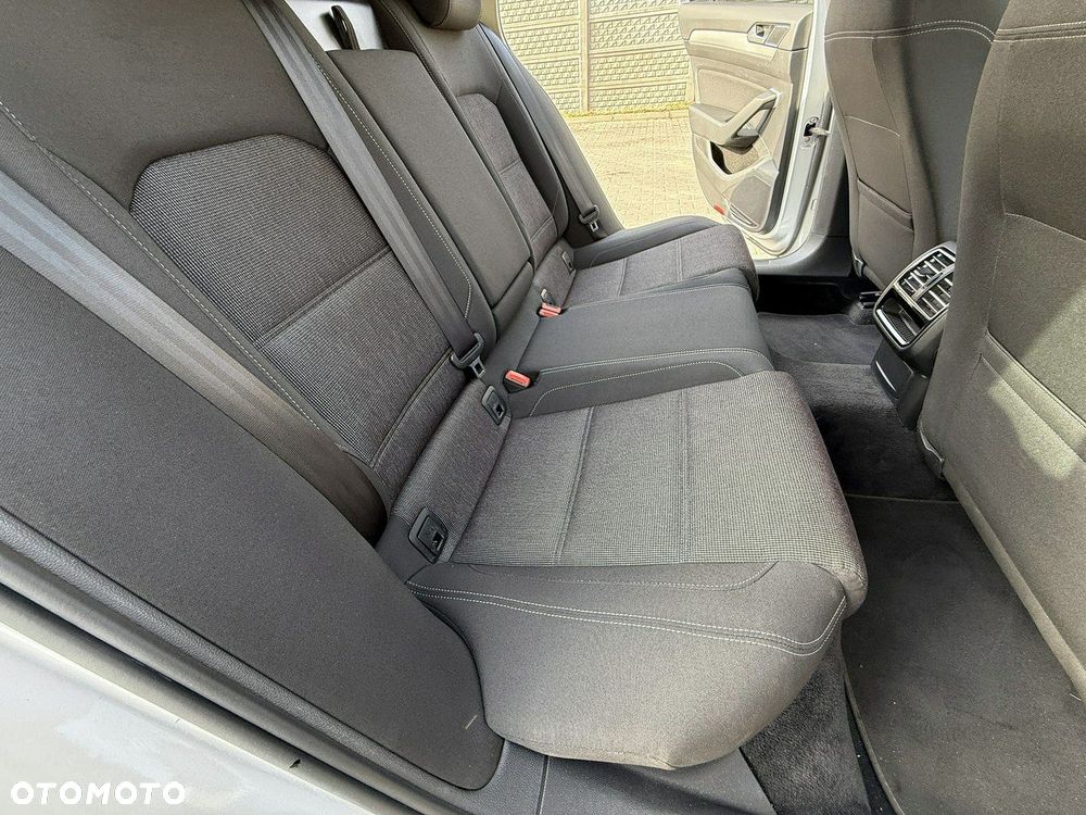 Volkswagen Passat - 16
