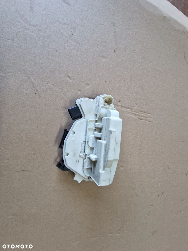 ZAMEK DRZWI LEWY VW T6.1 7L1837015D - 5