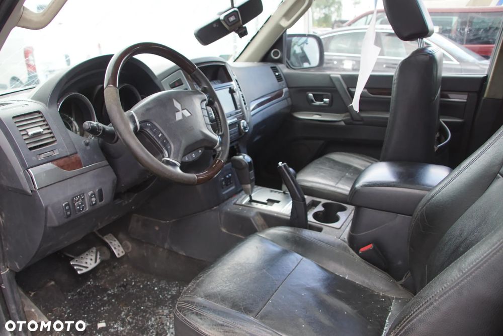 Auto na części 692106889 Mitsubishi Pajero IV 3.2 DID LIFT 4M41U 200KM 2014 krótki zderzak lampa felgi skrzynia silnik głowica deska amortyzator błotnik skrzynia wydech tłumik ćwiartka lampa klapa szyba tylna fotele - 6