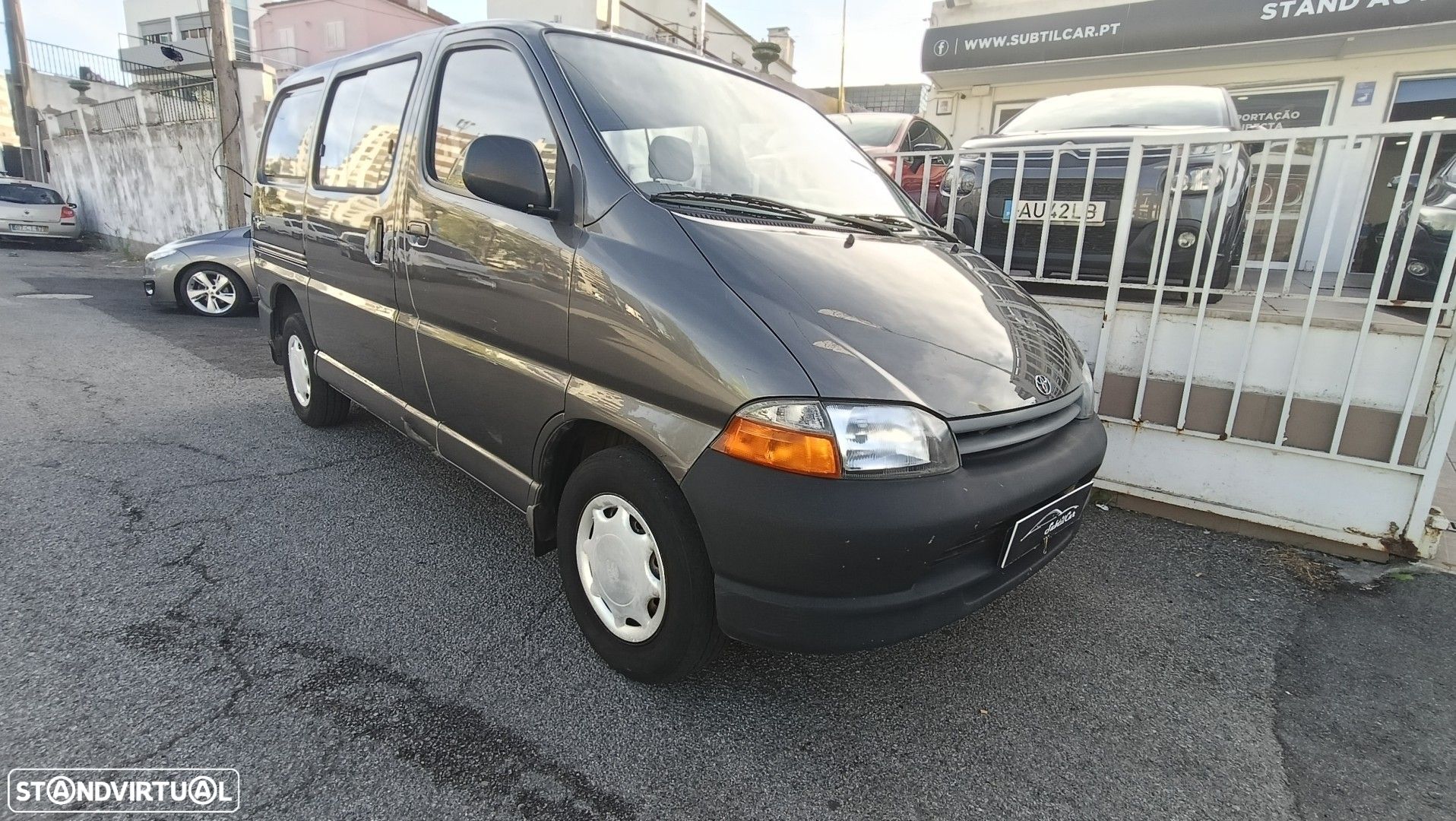 Toyota HiAce - 1