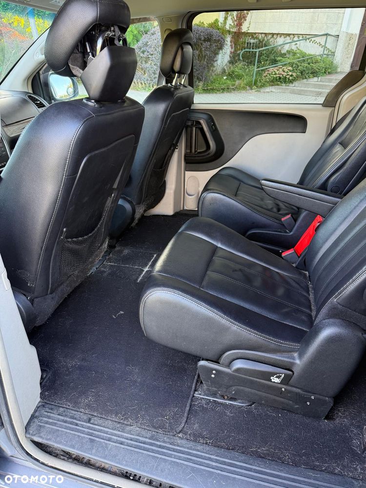 Chrysler Town & Country - 9