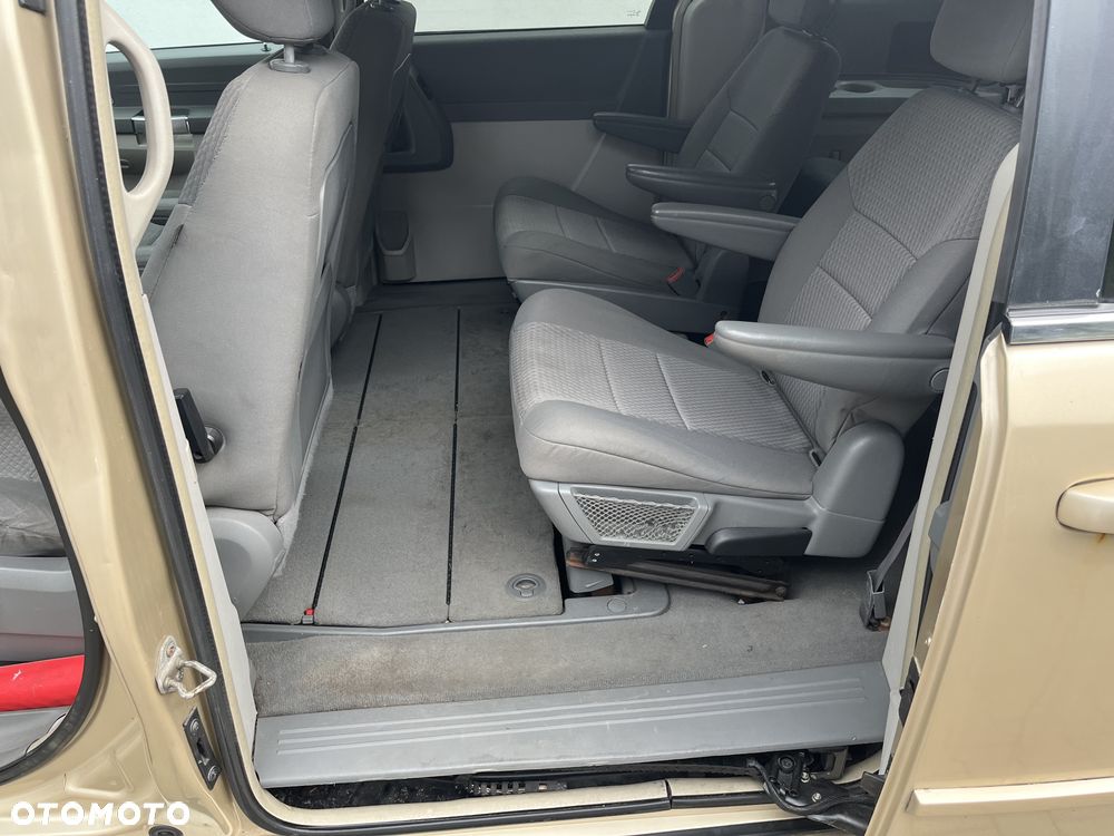 Chrysler Town & Country - 4