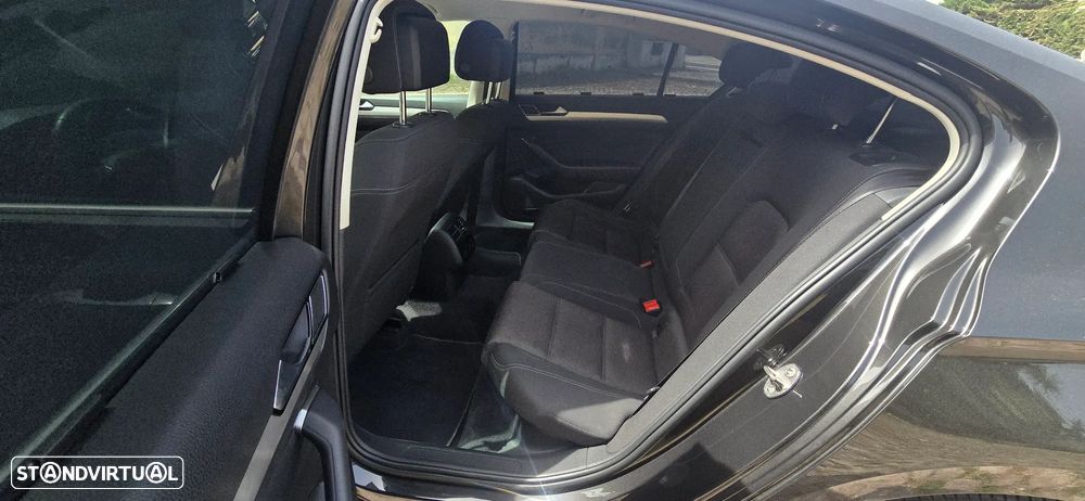 VW Passat 2.0 TDI Elegance - 11