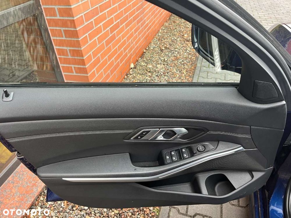 BMW Seria 3 330i - 33