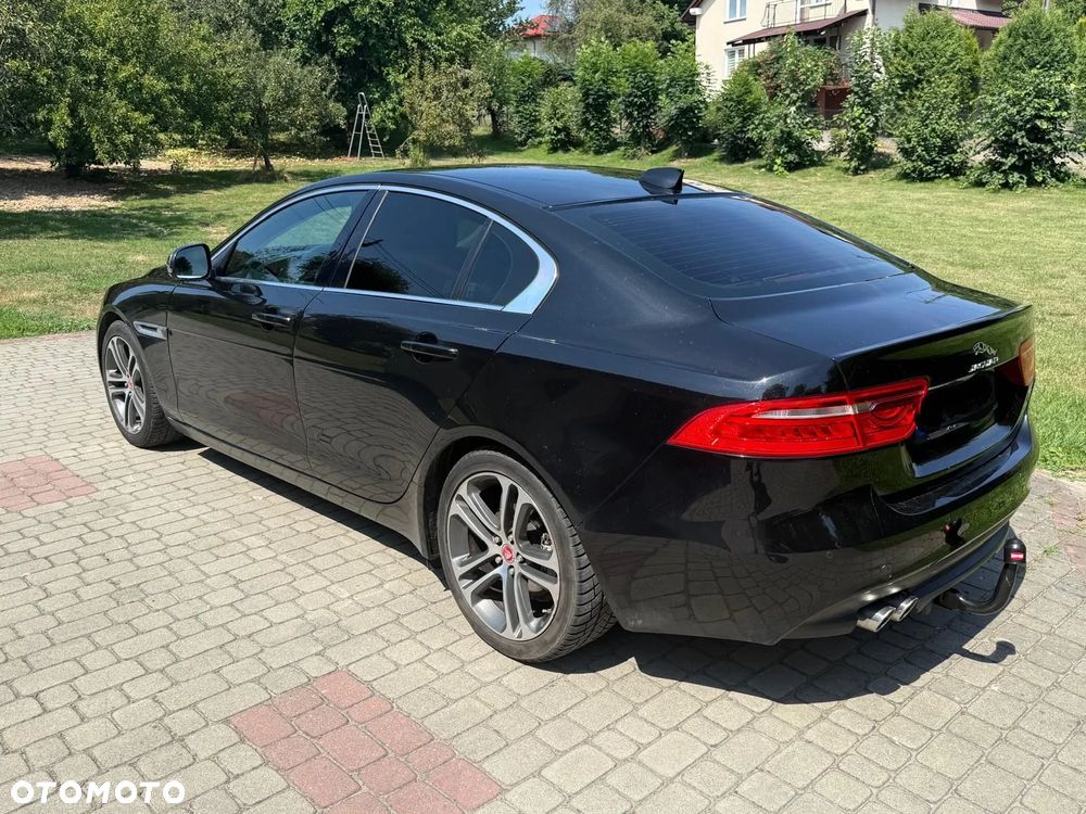 Jaguar XE 2.0 D Prestige - 3