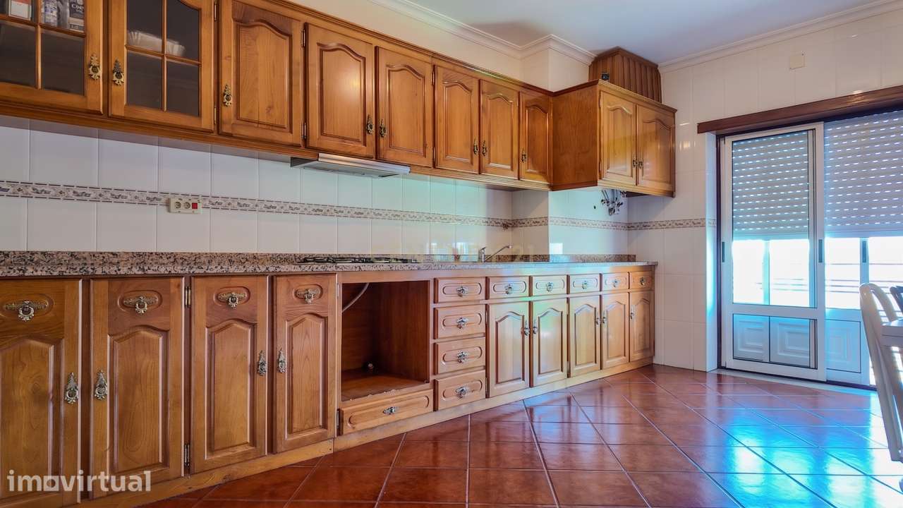 Apartamento T4, 3 frentes, Varandas e Box Fechada - Guarda - Grande imagem: 4/26