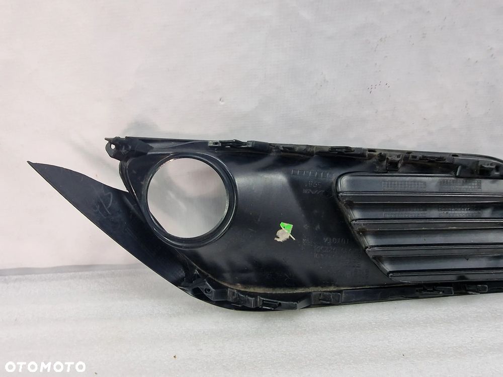 TOYOTA AURIS II LIFT 15- PRAWA KRATKA BOCZNA ZDERZAKA PRZEDNIEGO PRZÓD NA HALOGEN , NR 81481-02580 / 52030-02210 , NR AUKCJI A/20 - 9