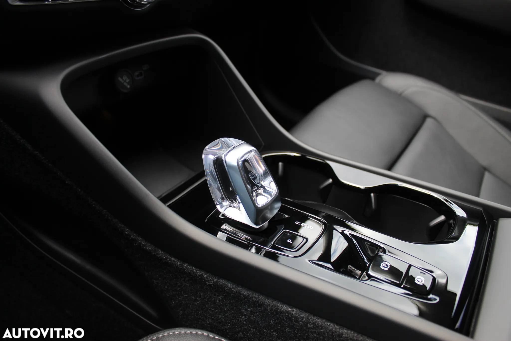 Volvo XC 40 B3 AT FWD MHEV Plus Dark - 17