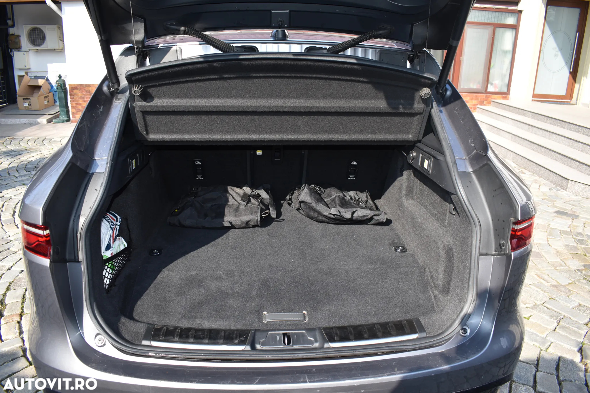 Jaguar F-Pace P400e AWD R-Dynamic SE - 7