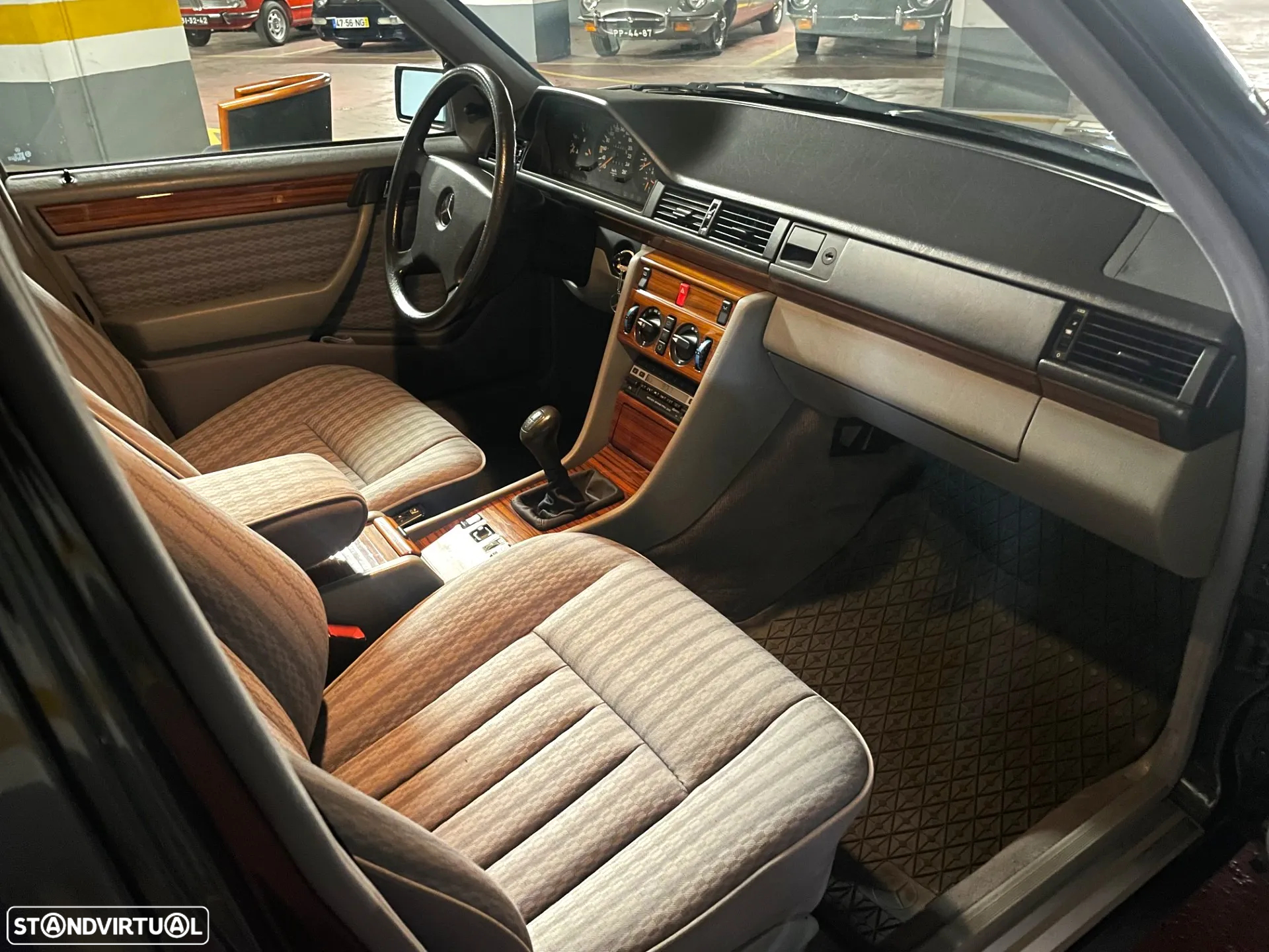 Mercedes-Benz 300 E-24 - 10