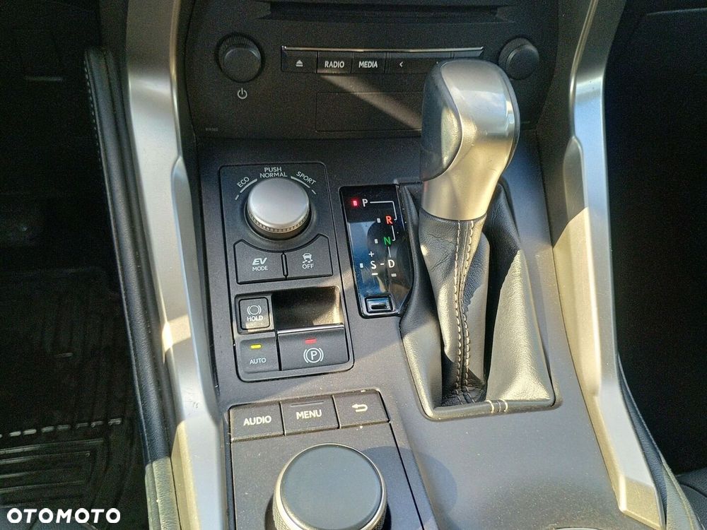 Lexus NX 300h Business Edition AWD - 17