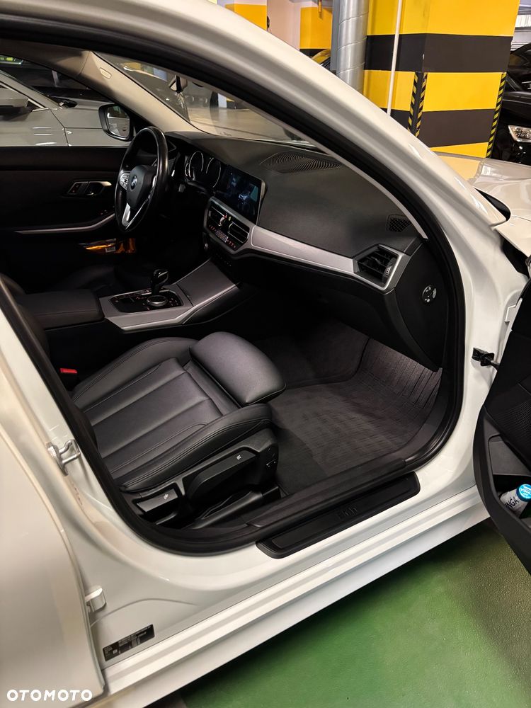 BMW Seria 3 320d xDrive - 13