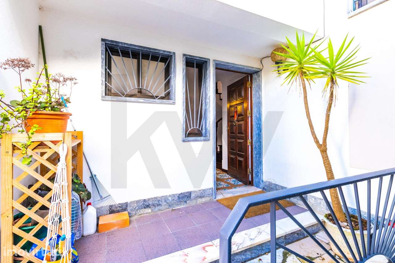 Moradia em Cascais - Alcabideche, com jardim e elevado potencial - Grande imagem: 3/46