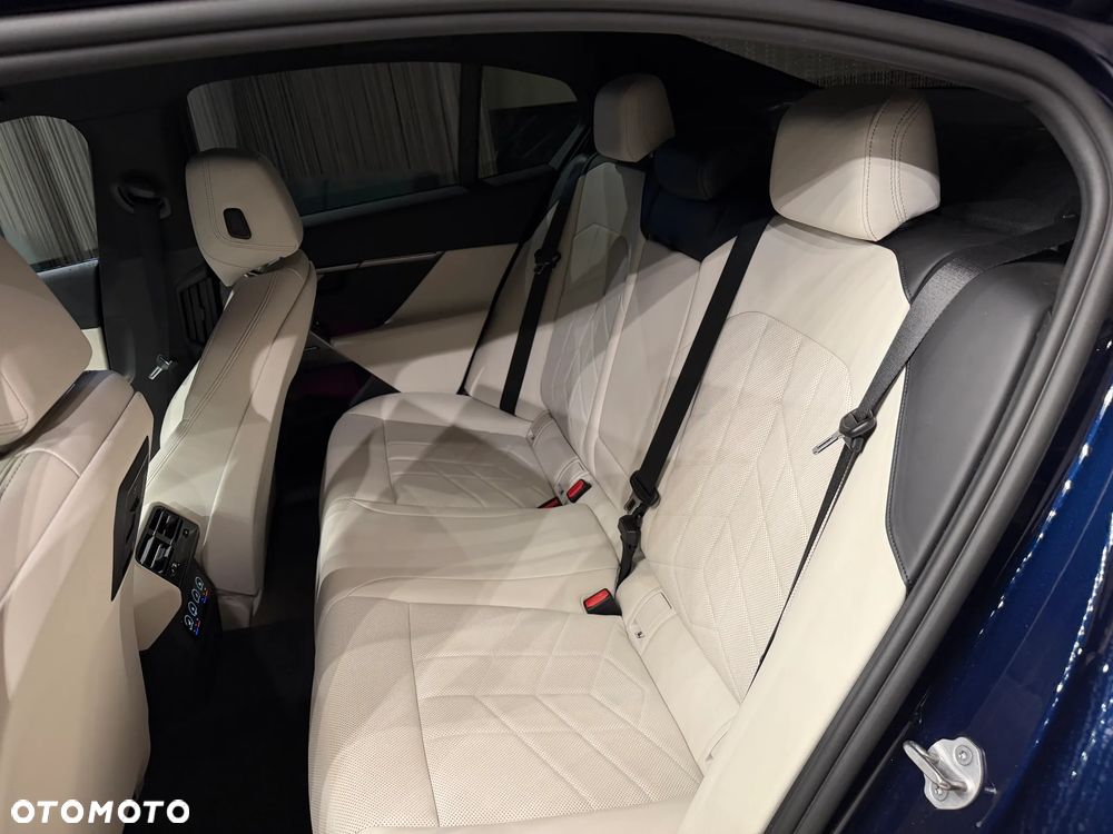 BMW Seria 5 520i M Sport Edition - 16