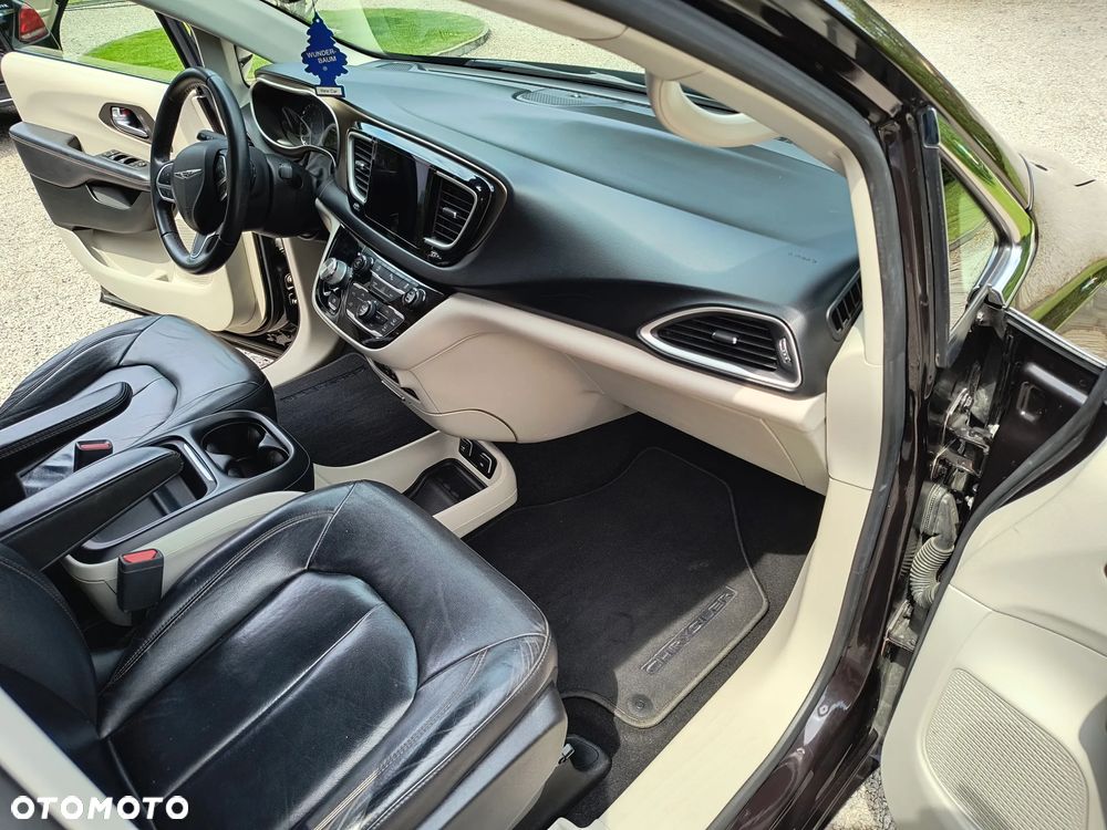 Chrysler Pacifica - 10