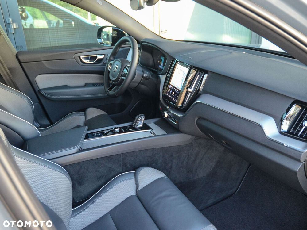 Volvo XC 60 B4 D AWD Plus Dark - 32