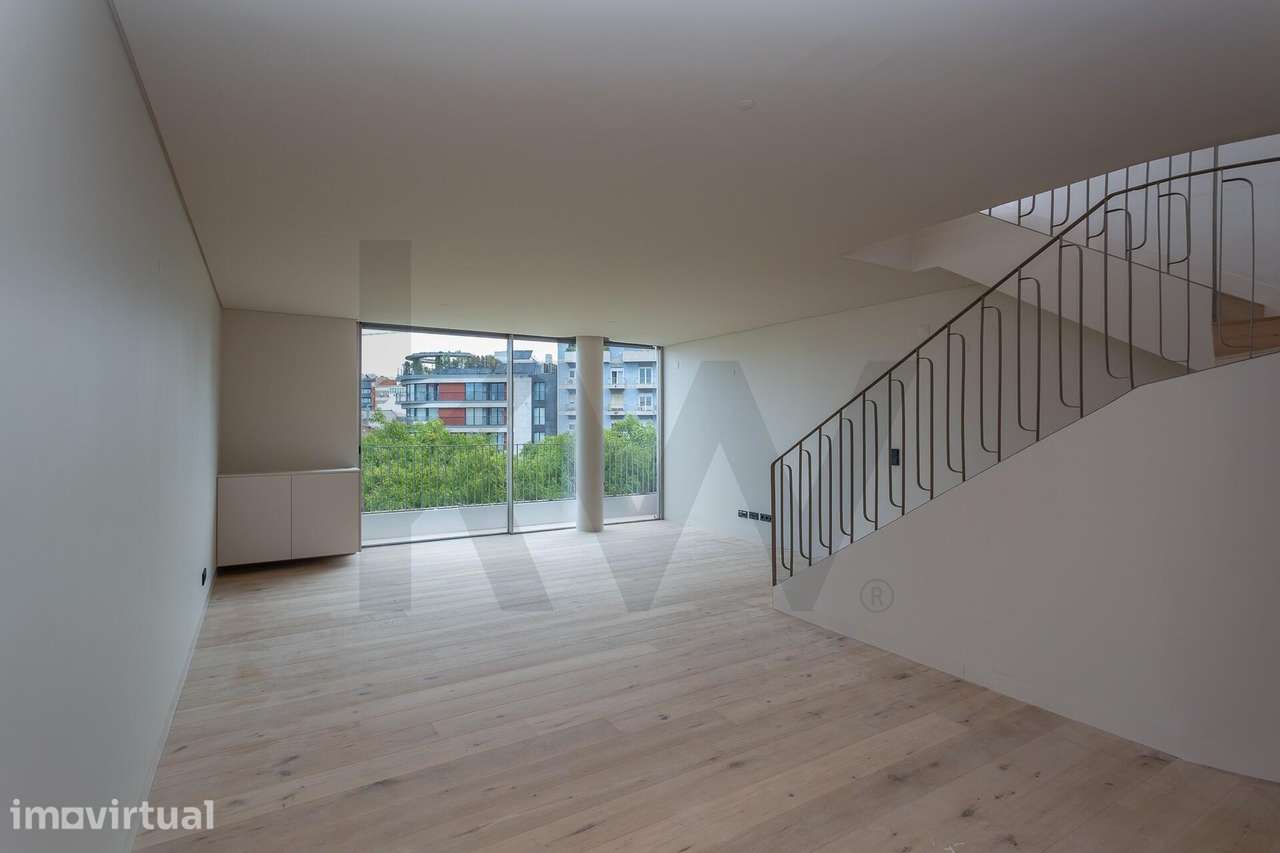 T3 Duplex com Terraço e Piscina Privativa nas Avenidas Novas - Grande imagem: 2/40