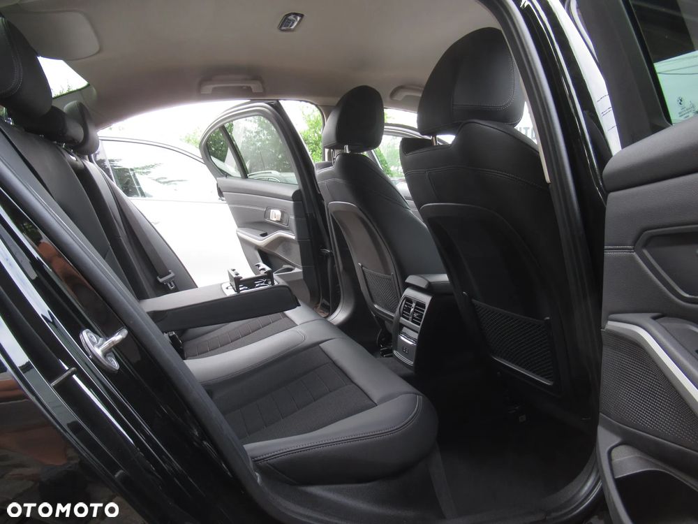 BMW Seria 3 330i xDrive - 9