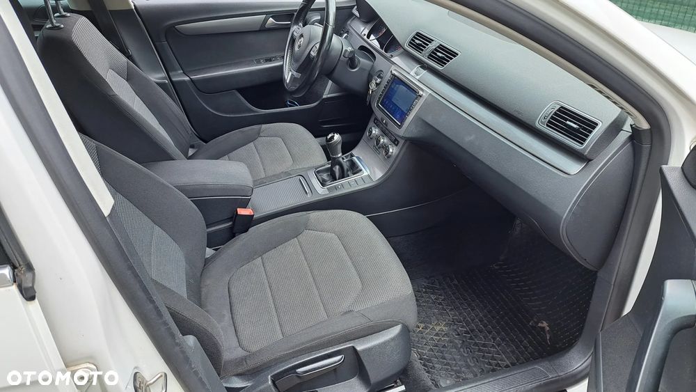 Volkswagen Passat 2.0 TDI BlueMotion Technology Exclusive - 27