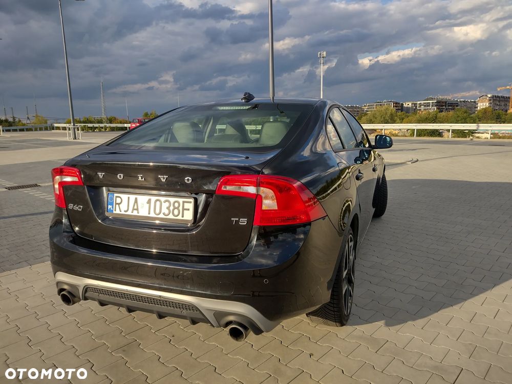 Volvo S60 T5 Drive-E Dynamic Edition (Kinetic) - 6