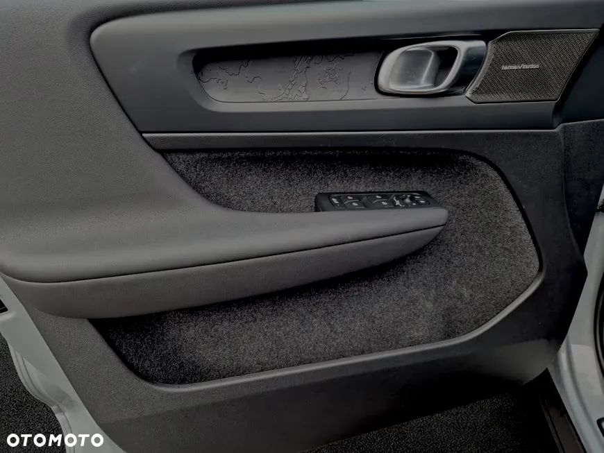 Volvo EC40 Single Motor Extended Range RWD Plus Black Edition - 11