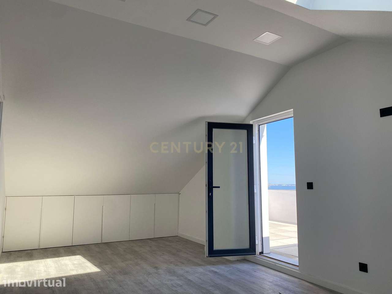 T5 Duplex | 2º Piso | Prédio novo | 1 Fração por piso - Grande imagem: 2/23