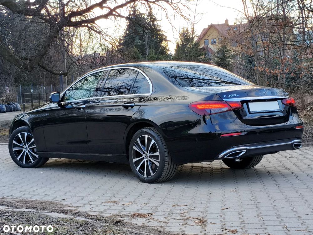 Mercedes-Benz Klasa E 300 4Matic 9G-TRONIC - 37