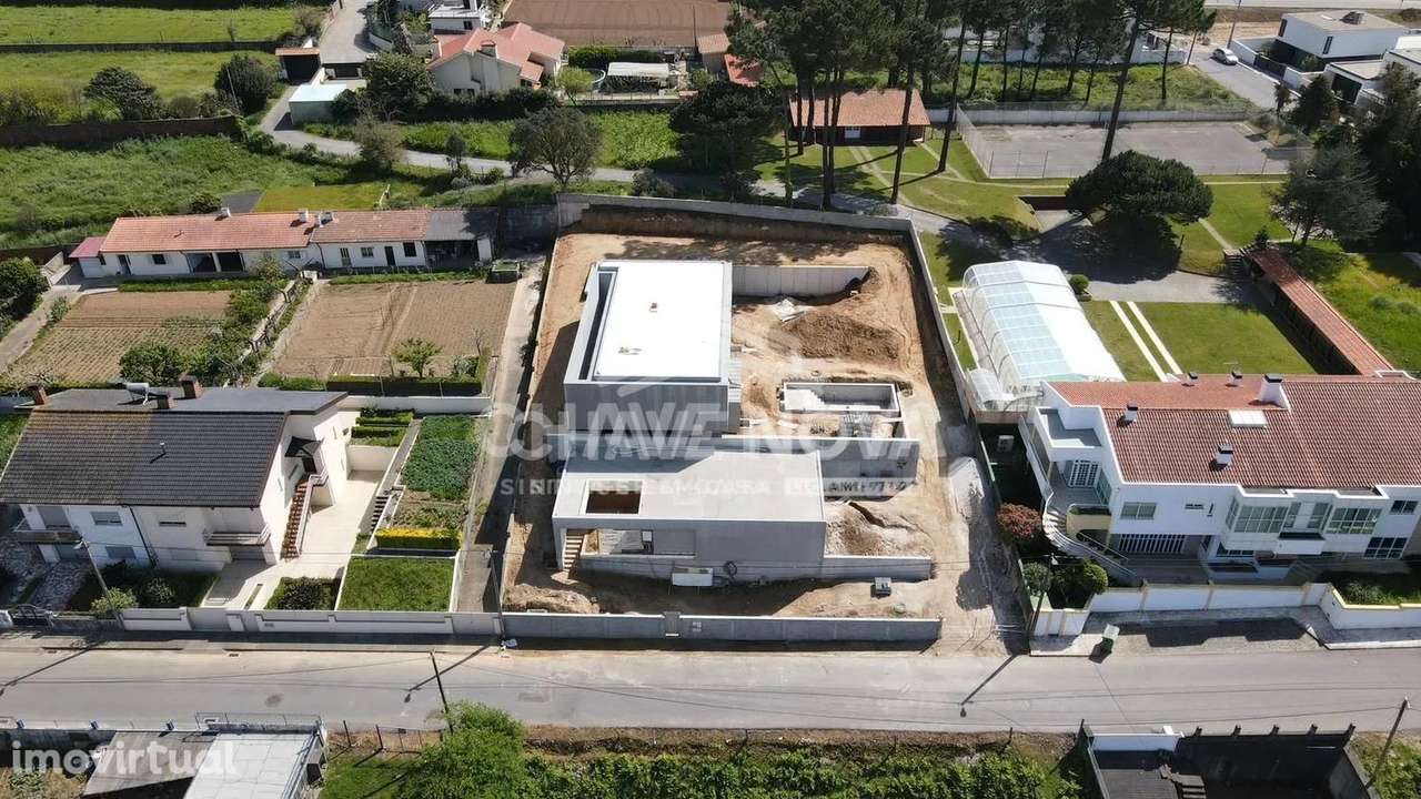 Moradia de Luxo V4 c/ Jardim e Piscina em Valadares - Grande imagem: 2/24