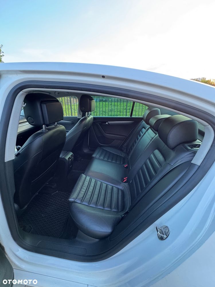 Volkswagen Passat 2.0 TDI Highline R-Style - 12