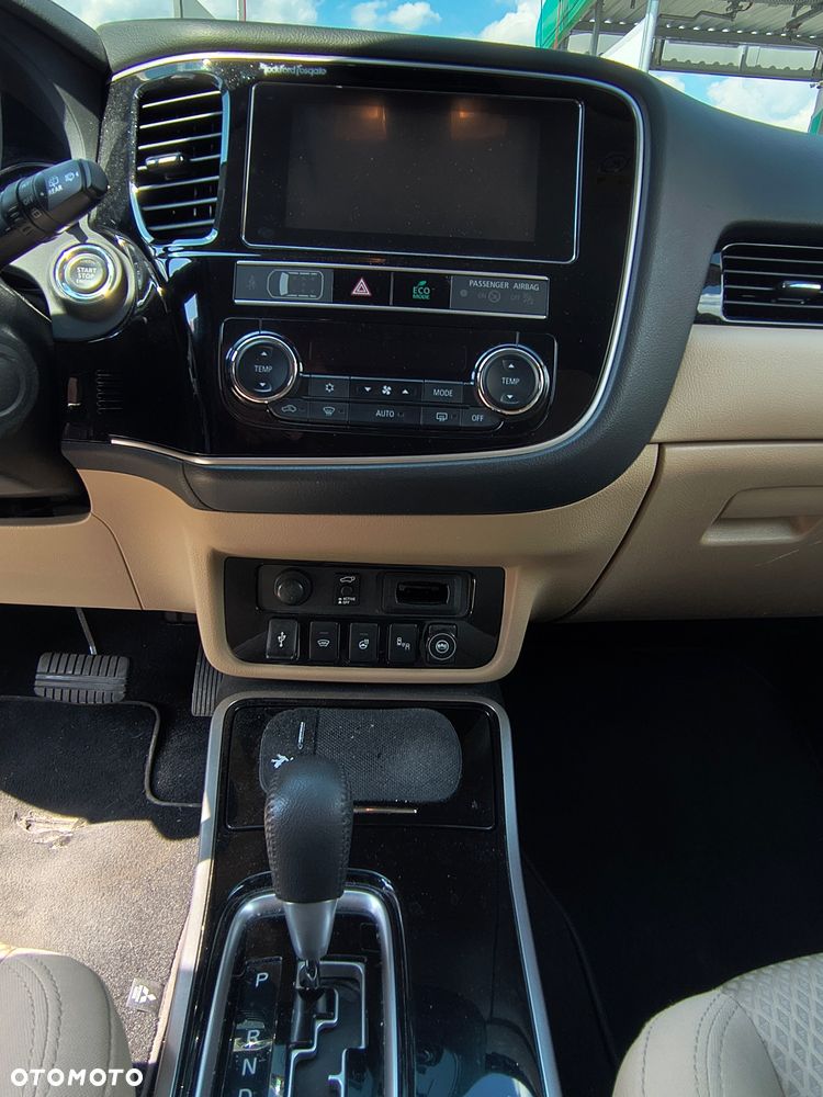 Mitsubishi Outlander 2.0 Instyle + 4WD CVT - 9