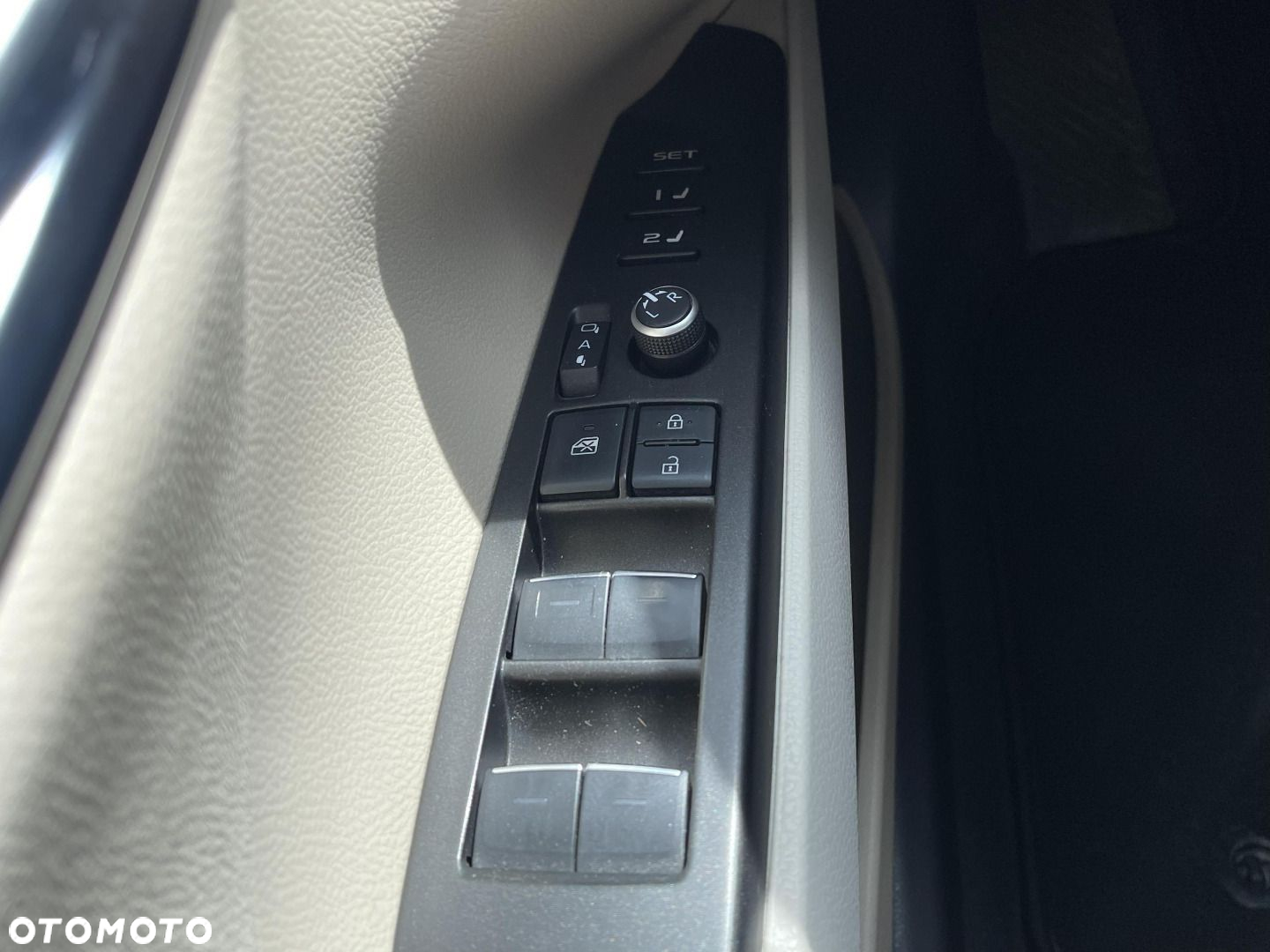 Toyota Camry - 17