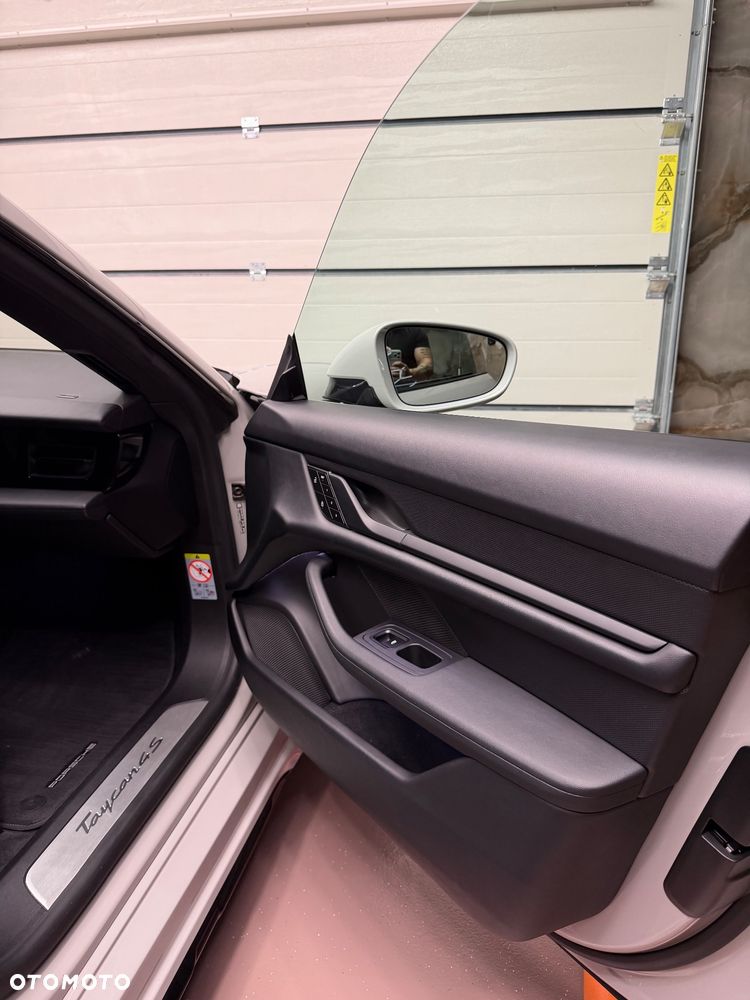 Porsche Taycan 4 - 16
