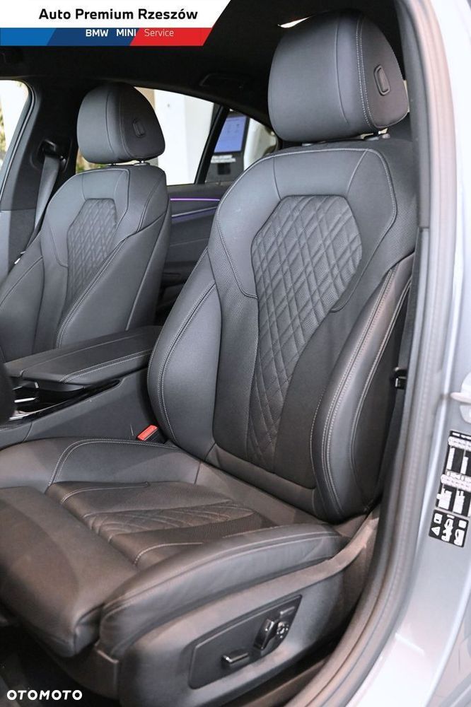 BMW Seria 5 530d xDrive mHEV - 14
