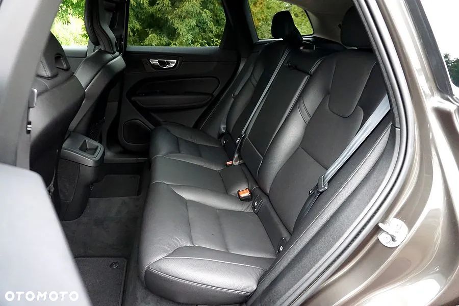 Volvo XC 60 B4 D Geartronic Momentum Pro - 24