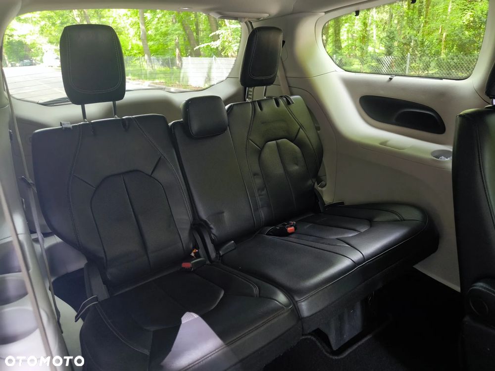 Chrysler Pacifica - 12