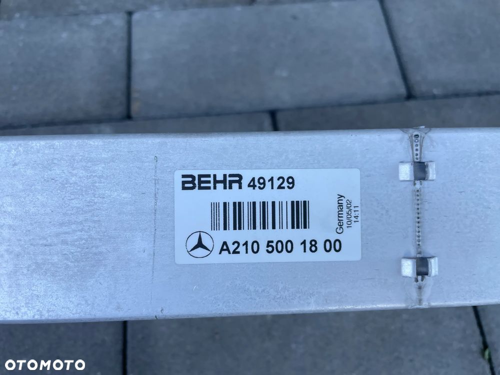 CHŁODNICA POWIETRZA, INTERCOOLER MERCEDES E-KLASA W210  1995-2003 - NOWA ORYGINALNA - 3