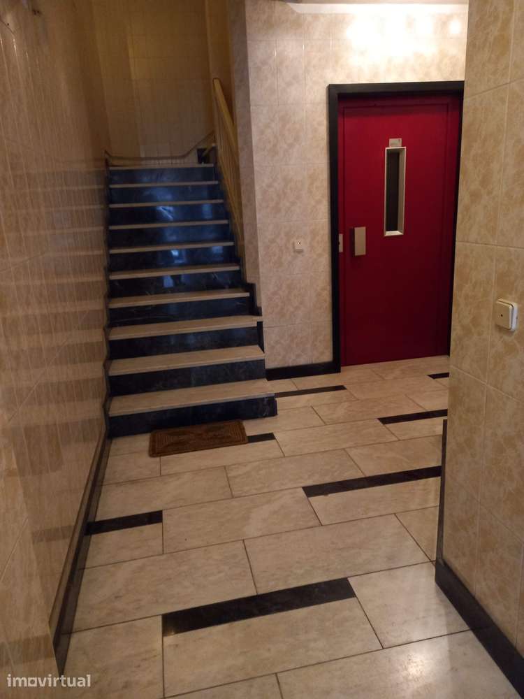 Prédio de três Andares um andar por piso + Garagem - Grande imagem: 3/20